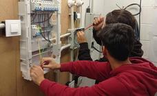 Los alumnos de 'Montaje y mantenimiento de instalaciones eléctricas' comienzan las prácticas