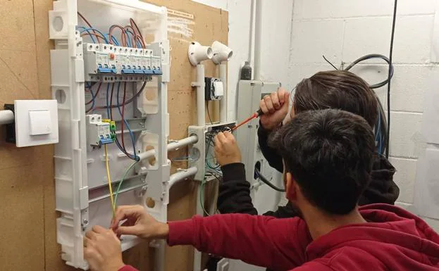 Los alumnos de 'Montaje y mantenimiento de instalaciones eléctricas' comienzan las prácticas