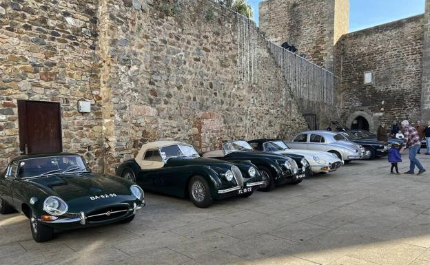 El Club Jaguar de Portugal tomó el casco antiguo con sus joyas automovilísticas