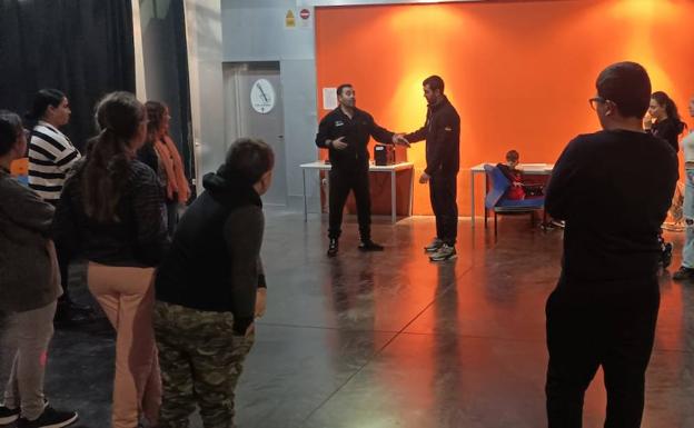 Una veintena de jóvenes aprenden autodefensa con la Policía Local