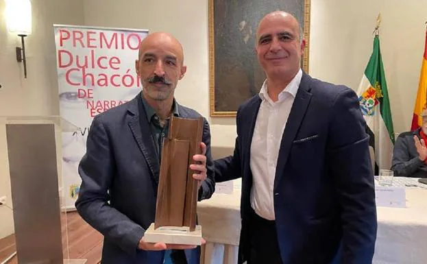 El escritor oliventino Jesús Carrasco recoge el Premio Dulce Chacón de Narrativa Española
