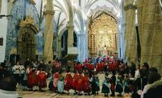 La danza de Santa Lucía se realizó dentro de la Iglesia debido a la lluvia