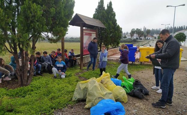 Escolares y vecinos voluntarios recogieron cerca de 35 kilos de basuraleza en San Francisco
