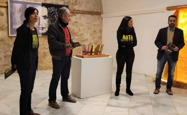 El alcalde y el director del Museo Etnográfico inauguraron la muestra 'Arta'