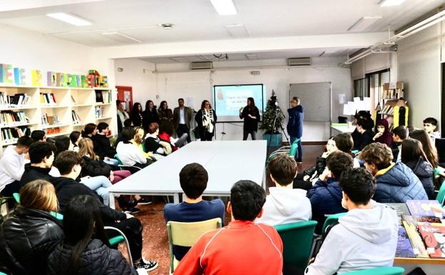 La psicopedagoga Montserrat Rincón imparte una charla sobre adicciones en el IES Puente Ayuda