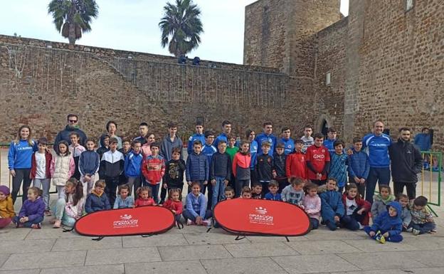 La plaza de Santa María se llenó de niños y jóvenes practicando atletismo