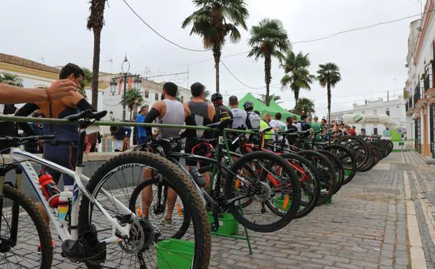Ciclistas participantes en una prueba oliventina, imagen de archivo./CEDIDA