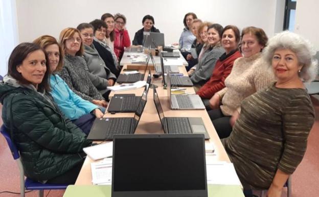 'Conectadas' forma en competencias digitales a más de 140 mujeres
