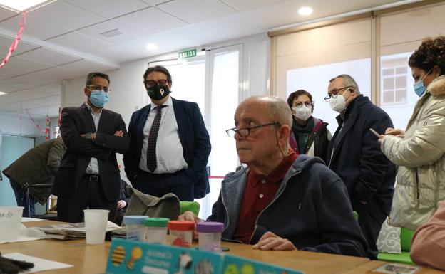 El consejero de Sanidad José María Vergeles visitó el nuevo Centro de Día de Olivenza