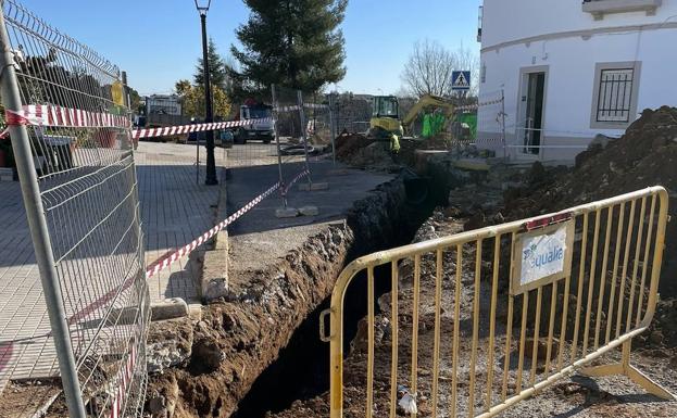 Se llevan a cabo obras de desvío en las redes de agua para posibilitar la rehabilitación de la Fuente-Aljibe de la Cuerna