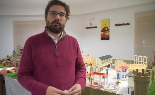Juan Diego Reverendo «ha armado el Belén» en el Hogar Adela Cupido de Puebla de la Calzada