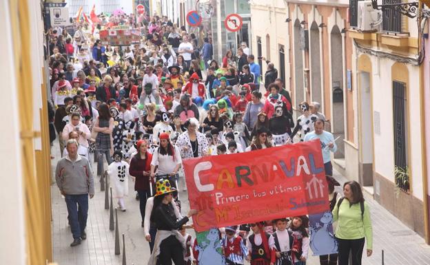 Mayores y pequeños calientan el fin de semana carnavalero en Puebla