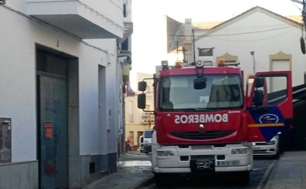 Los bomberos de Puebla de la Calzada sofocan el incendio de un producido en un piso del centro de Montijo