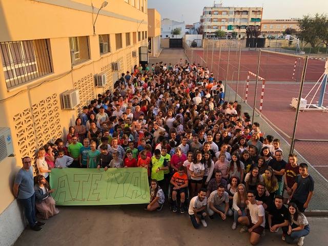 LA COMUNIDAD EDUCATIVA DEL IES ENRIQUE DÍEZ-CANEDO DEMANDA LA ASISTENCIA DE UN ATE-CUIDADOR