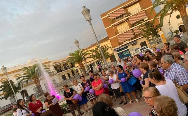 La Plaza de España de Puebla de la Calzada se tiñó de color violeta