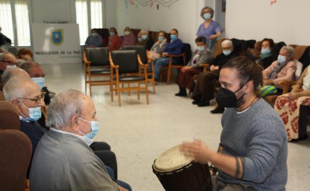 Javier Alcántara imparte una nueva sesión de musicoterapia