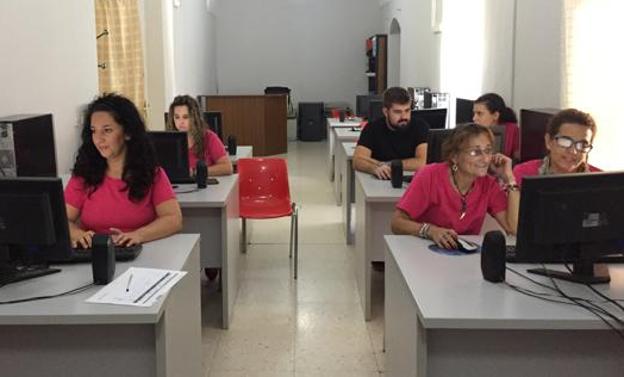 La universidad popular ofreció pautas para navegar en la red de manera segura