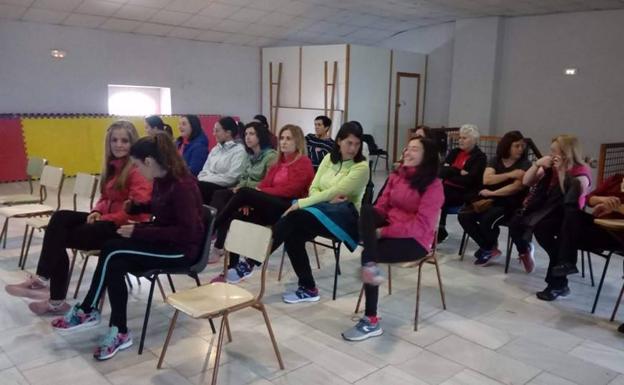 Una veintena de mujeres asistieron a la clase de autodefensa femenina