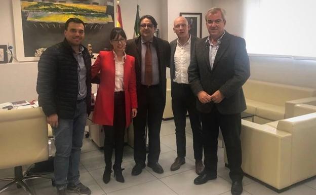 El equipo de Gobierno se reúne con Vergeles para tratar sobre la enfermedad de la silicosis