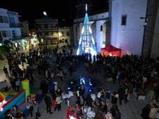 La Plaza de España estrena nuevo árbol navideño de 12'5 metros de altura