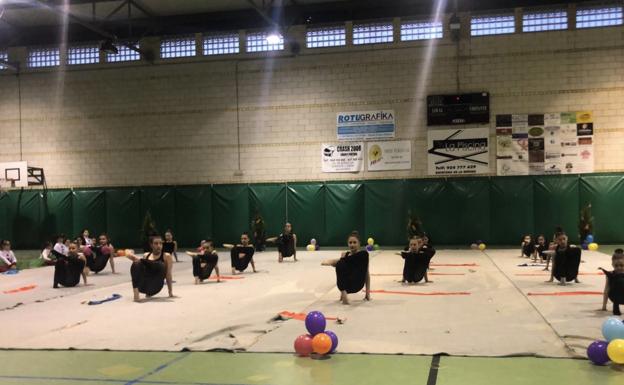 Alta calidad en la exhibición navideña del equipo de gimnasia rítmica