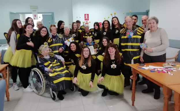 Los alumnos de los ciclos formativos del IES Quintana inauguraron el carnaval con nuestros mayores
