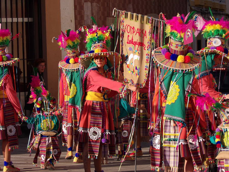 Simpatía y color entre los más pequeños con el desfile de comparsas infantiles