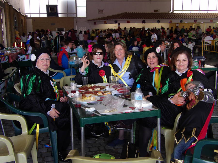 La matiné del domingo de carnaval llenó la carpa municipal de disfraces