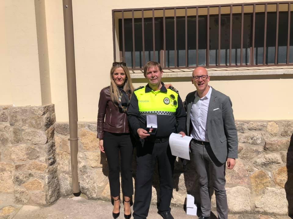 Francisco Frutos, agente de la Policía Local, recibe una medalla de oro por su trayectoria