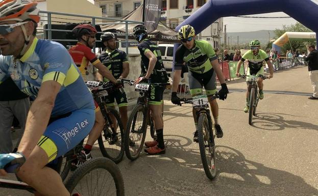 240 corredores se atrevieron con la XVI maratón 'Puerto la Cabra extremeña BTT'