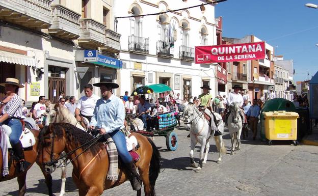 Una treintena de carretas y caballos protagonizan la romería de San Isidro