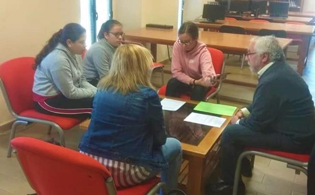 El escritor Miguel Murillo presentó en la biblioteca su adaptación del Lazarillo