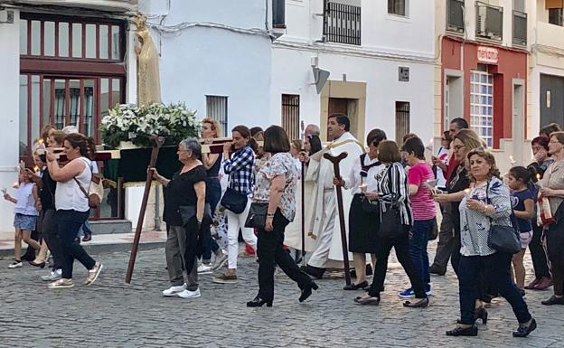 Un centenar de fieles acompañaron a la Virgen de Fátima en procesión