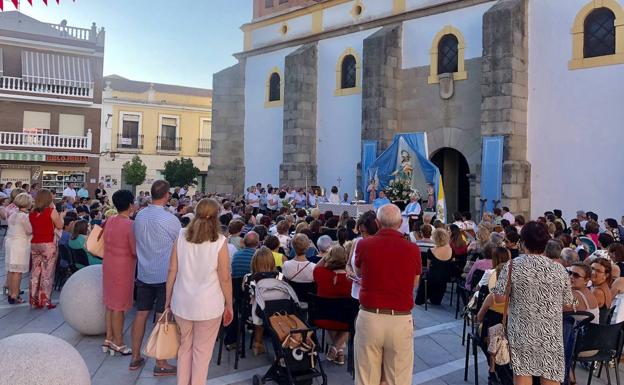 La Virgen de los Milagros volvió a recibir a sus fieles en la Plaza de España