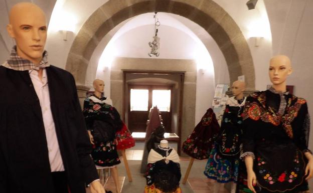 Una exposición mostró los trajes regionales típicos de la localidad