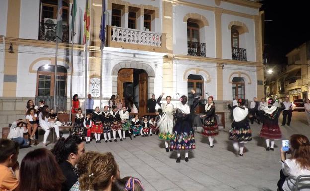 La Plaza se teñirá de verde, blanco y negro para celebrar el Día de Extremadura con música y danza