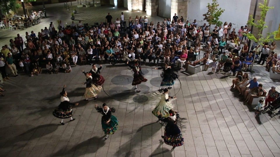 Música, danza y actividades infantiles conmemoraron el Día de Extremadura