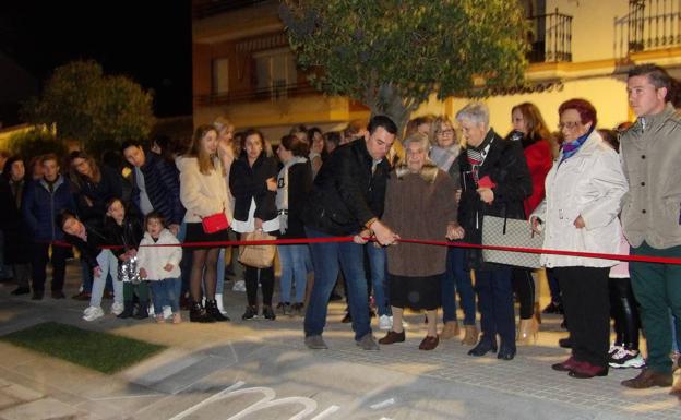 Los vecinos de 'La Carretera' asistieron emocionados a la inauguración del parque de La Constitución