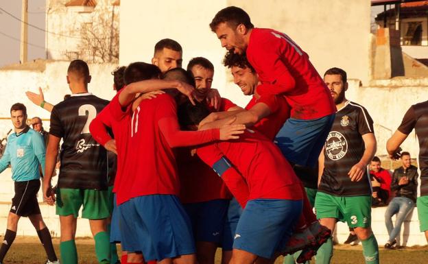 El CD Quintana sigue imparable y logra la séptima victoria consecutiva ante Esparragosa de Lares (5-2)