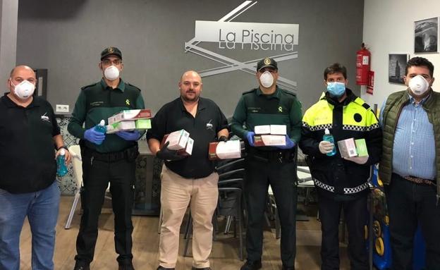 El restaurante La Piscina surte a la Policía Local y a la Guardia Civil de guantes y geles desinfectantes