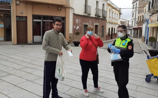 La Policía Local y la Guardia Civil reparten mascarillas en localidad