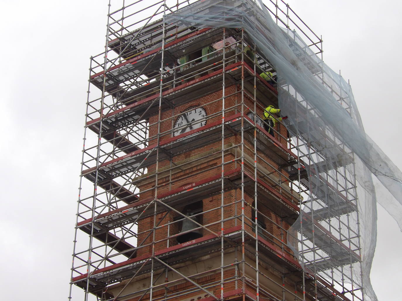 Se retoman las obras de restauración de la torre campanario de la Parroquia