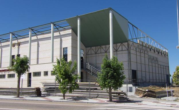 La instalación de la nueva cubierta del pabellón, en marcha