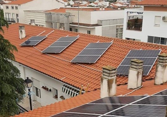 Comienzan a funcionar las placas fotovoltaicas de autoconsumo en cinco edificios municipales
