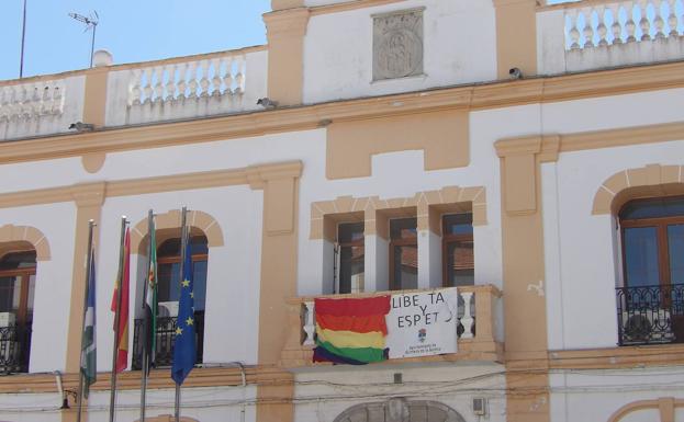 La bandera multicolor ya luce en el balcón del Ayuntamiento