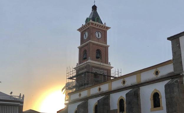 La torre de la iglesia ya luce restaurada y sin andamios en la parte superior