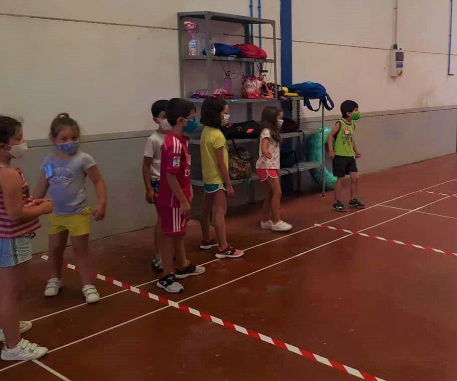 Cerca de una treintena de niños participan en el campamento urbano 2020