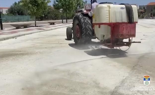 El Ayuntamiento desinfecta la zona en la que se instala el mercadillo