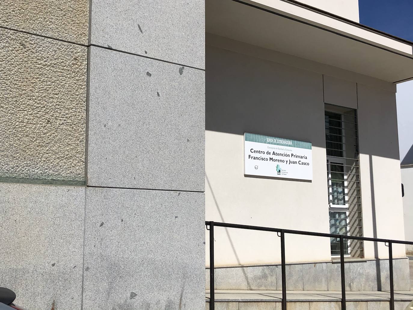 El centro de salud pide calma a las personas que se han realizado la PCR para conocer los resultados