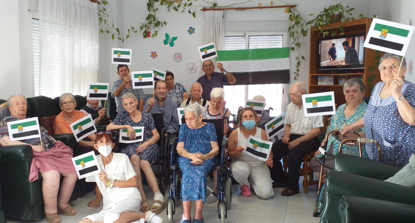 Los residentes de los pisos tutelados celebran el Día de Extremadura y mandan fuerza al pueblo de Quintana